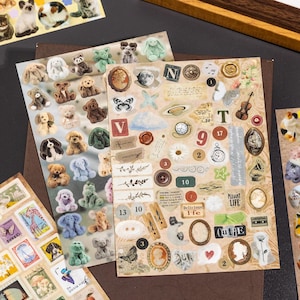 Puede incluir: Dos hojas de pegatinas rectangulares con una variedad de dise&ntilde;os. Una hoja muestra numerosas figuras de animales tipo peluche, mientras que la otra contiene elementos de estilo vintage, incluyendo relojes, mariposas, n&uacute;meros y etiquetas de texto.