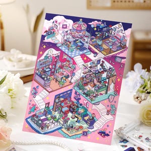 Könnte beinhalten: Eine farbenfrohe Illustration eines mehrstöckigen Gebäudes mit verschiedenen Räumen, die jeweils mit einzigartigen Möbeln und Dekorationen ausgestattet sind. Das Kunstwerk weist ein rosa-violettes Farbschema auf, wobei Treppen die verschiedenen Ebenen verbinden. Der Stil ist skurril und detailliert.