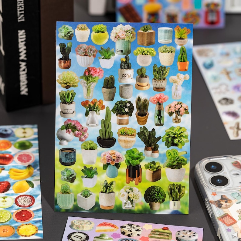 Puede incluir: Una hoja de pegatinas rectangular que presenta una colecci&oacute;n de varias plantas en macetas, suculentas y arreglos florales en diversos recipientes, sobre un fondo de cielo azul brillante con nubes blancas y hierba verde.