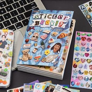 Puede incluir: Un libro de pegatinas de la marca Yuxian con una cubierta de cuadr&iacute;cula azul que presenta varias im&aacute;genes estilo collage, incluyendo un gato, un oso de peluche, un cruas&aacute;n y una persona. El texto dice Sticker Book y 30PCS.