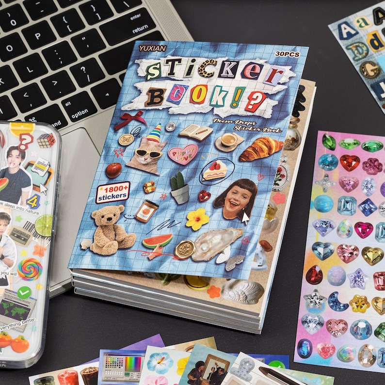 Puede incluir: Un libro de pegatinas de la marca Yuxian con una cubierta de cuadr&iacute;cula azul que presenta varias im&aacute;genes estilo collage, incluyendo un gato, un oso de peluche, un cruas&aacute;n y una persona. El texto dice Sticker Book y 30PCS.