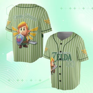 Op de afbeelding: Groen en wit gestreept honkbalshirt met een stripfiguur met een schild en zwaard. De achterkant van het shirt heeft de tekst "Your Name". De voorkant van het shirt heeft de tekst "THE LEGEND OF ZELDA 00".