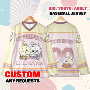 Könnte beinhalten: Ein Baseball-Trikot in Hellgelb und Rosa mit Cartoon-Figuren und dem Text "BE FRIENDS" und "CHIIKAWA". Die Rückseite ist für einen Namen und eine Nummer vorgesehen. Das Trikot ist anpassbar.