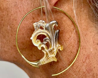 PHOENIX TAIL Mother of Pearl Earrings Elegant Carved Filigree Hoop White Brass Fixings SP-L2