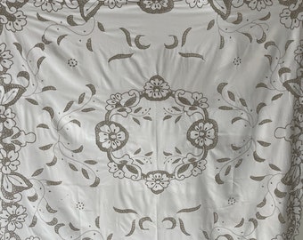 Grande nappe avec broderie et découpe à la main