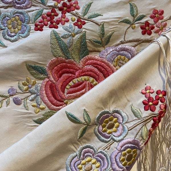 Chal de seda victoriano de doble cara bellamente bordado con flecos anudados a mano. Mantón de piano antiguo. Mantón bordado de seda eduardiano