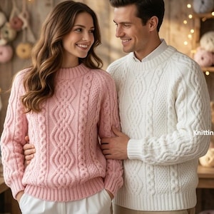 Puede incluir: Un producto digital de patrones de tejido con un suéter de punto trenzado rosa y un suéter de punto trenzado blanco. El texto dice "DIGITAL PRODUCT KNITTING PATTERNS" y "SIZES 32-46 INCH". Los suéteres tienen mangas largas y puños acanalados.