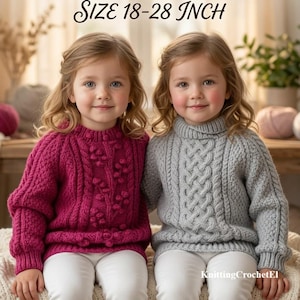 Puede incluir: Patrones de tejido digitales para talla 18-28 pulgadas. Dos niños con suéteres de manga larga, uno en magenta con un patrón texturizado de pompones y otro en gris claro con diseño de trenzas, ambos con pantalones blancos.