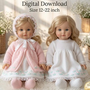 Könnte beinhalten: Zwei Puppen in handgestrickten Outfits, bestehend aus einem weißen Kleid mit Blumenmuster am Saum und einer rosa Strickjacke mit passender Haube. Der Text lautet KNITTING PATTERN Digital Download Size 12-22 inch. Die Puppen haben blondes Haar.