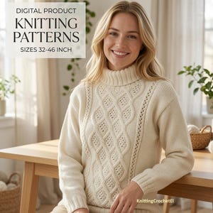 Può includere: Un maglione a maniche lunghe color crema con collo alto e un motivo centrale a trecce. L'immagine include il testo: DIGITAL PRODUCT KNITTING PATTERNS SIZES 32-46 INCH. Il maglione presenta polsini e orlo a coste.
