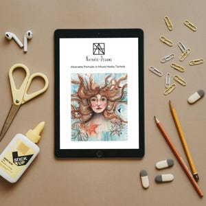 Könnte beinhalten: Ein Tablet zeigt ein abstraktes Porträt in Mischtechnik. Das Bild ist von Bürobedarf umgeben: Schere, Kleber, Bleistifte, Radiergummis, Büroklammern und kabellose Ohrhörer. Das Kunstwerk zeigt eine Frau mit fließendem Haar.