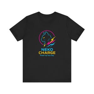 Puede incluir: Camiseta negra con un logotipo de gato de neón dentro de un círculo rosa, con un diseño de rayo azul y amarillo. El texto "NEKO CHARGE Power Up Your Day" está debajo del gráfico.