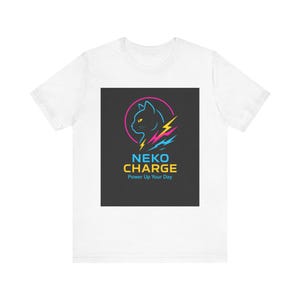 Puede incluir: Camiseta blanca con un diseño gráfico. El diseño presenta la silueta de un gato dentro de un círculo rosa, con un rayo y las palabras "NEKO CHARGE Power Up Your Day" en amarillo y azul. El diseño está sobre un cuadrado negro.