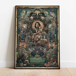 Puede incluir: Impresión artística enmarcada con una ilustración detallada de la película "El laberinto del fauno". La obra de arte muestra una figura central sosteniendo a un niño, rodeada de criaturas fantásticas y diseños intrincados en tonos apagados de verde, marrón y azul.