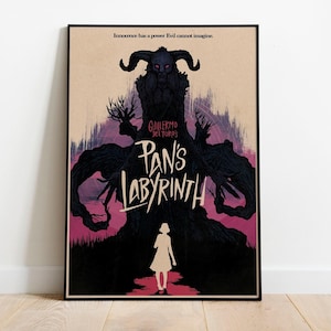 Op de afbeelding: Een ingelijste filmposter voor Pan's Labyrinth. De illustratie toont een silhouet van een wezen met hoorns en een meisje in een witte jurk. De titel staat in grote witte letters, met de naam van de regisseur erboven. De achtergrond is een mix van paars en bruin.