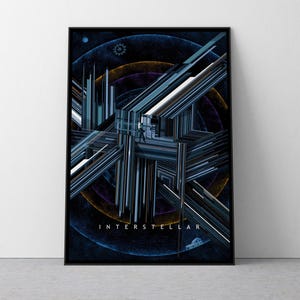 Puede incluir: Impresión artística enmarcada con un diseño geométrico abstracto en tonos azules, blancos y negros. La obra de arte tiene un tema futurista con la palabra "INTERSTELLAR" en la parte inferior. La impresión está en un marco negro.