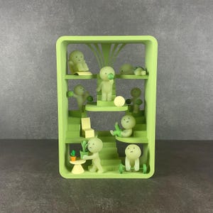 Smiski Haus House Maison Regal Display oder Vitrine mit Mitteltreppe in der Farbe Matcha Green Matt