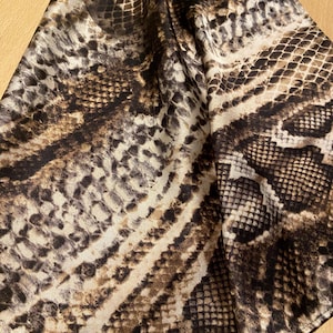 Bufanda de seda con estampado de serpiente 70