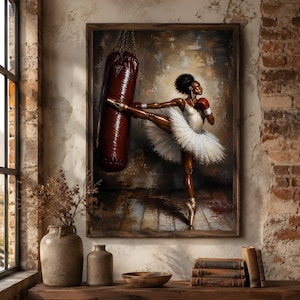 Könnte beinhalten: Ein gerahmtes Kunstwerk zeigt eine Ballerina in einem weißen Tutu und Spitzenschuhen, die einen roten Boxsack tritt. Sie trägt rote Boxhandschuhe. Der Hintergrund hat ein rustikales, strukturiertes Aussehen mit Holzboden.