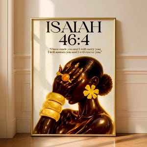 Può includere: Una stampa artistica incorniciata con un'illustrazione stilizzata di una persona dalla pelle scura, adornata con gioielli d'oro. L'opera d'arte include il testo "ISAIAH 46:4" e una citazione. La persona indossa un orecchino a forma di fiore e diversi braccialetti d'oro.