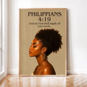 Puede incluir: Una impresión artística enmarcada que presenta un retrato de una mujer con piel oscura y cabello rizado, con aretes dorados en forma de continente africano. La impresión incluye el texto "PHILIPPIANS 4:19" y una cita.