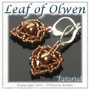 Op de afbeelding: Close-up van koperkleurige kralen oorbellen met een centrale kraal en zilverkleurige oorhaken. De oorbellen zijn vierkant van vorm met een bloemmotief. De tekst "Leaf of Olwen" en "Tutorial" is zichtbaar.