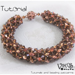 Op de afbeelding: Een bruin en gouden kralenarmband met een magneetsluiting. De armband is gemaakt met kleine, gefacetteerde kralen en heeft een tutorial om hem te maken.