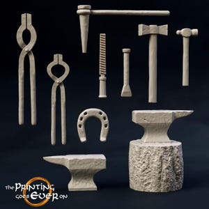 Può includere: Una collezione di strumenti da fabbro, tra cui pinze, martelli, un ferro di cavallo e incudini. Gli strumenti sono resi in un colore neutro, con un focus sulle forme e le trame degli strumenti per la lavorazione dei metalli. Il logo The Printing Goes Ever On si trova in basso a sinistra.