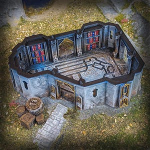 Può includere: Un edificio fantasy in miniatura, multilivello, grigio e nero con interni dettagliati, tra cui librerie con libri rossi e blu. L'edificio ha una consistenza simile alla pietra ed è circondato da un terreno erboso.