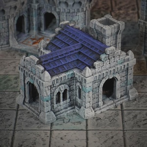 Pode incluir: Um edifício de pedra em miniatura com um telhado de telhas azuis, projetado para jogos de tabuleiro. A estrutura apresenta portas e janelas arqueadas, com uma aparência de pedra cinza desgastada. O edifício está sobre uma superfície ladrilhada.