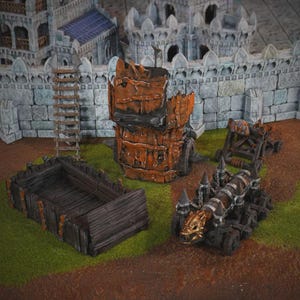 Puede incluir: Un conjunto de castillo de fantasía en miniatura con varios componentes. Incluye una torre desgastada, naranja y negra, un carro de madera, una escalera y un arma de asedio. El telón de fondo presenta una muralla de castillo de piedra y una zona de césped.