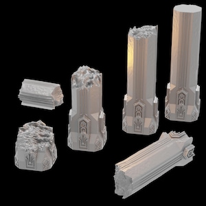 Könnte beinhalten: Eine Sammlung grauer, stilisierter 3D-gedruckter Architektur-Säulen und -Fragmente. Die Säulen weisen geometrische Designs am Sockel und unterschiedliche Beschädigungen auf, was eine verwitterte oder antike Ästhetik suggeriert. Ideal für Tabletop-Spiele oder Modellbau.
