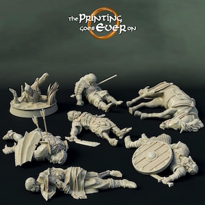 Könnte beinhalten: Eine Sammlung von Miniaturfiguren, die gefallene Krieger und ein Pferd darstellen. Die Figuren befinden sich in verschiedenen Posen, einige mit Waffen, und sind in einer neutralen Farbe gehalten. Der Text "the PRINTING goes EVER on" befindet sich oben.