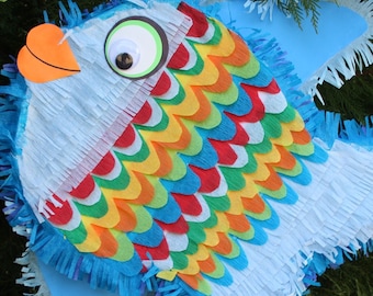 Piñata de pescado. Piñata de pescado azul. Peces coloridos