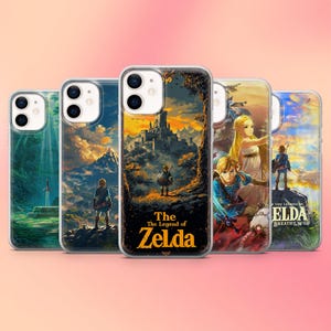 Könnte beinhalten: Eine Sammlung von fünf transparenten Handyhüllen mit Kunstwerken aus der Videospielserie The Legend of Zelda. Die Hüllen zeigen verschiedene Szenen mit Charakteren, Landschaften und dem Logo des Spiels. Die Hüllen sind für Smartphones konzipiert.