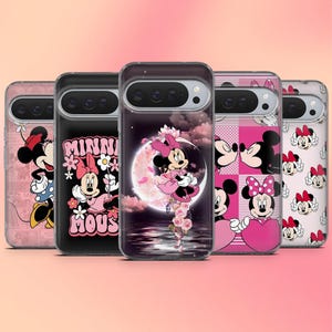 Op de afbeelding: Een verzameling van vijf telefoonhoesjes met Minnie Mouse-ontwerpen. De hoesjes tonen verschillende afbeeldingen, waaronder Minnie Mouse op een maan en met Mickey Mouse. De hoesjes hebben een roze en zwart kleurenschema.
