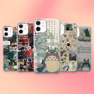 Puede incluir: Una colección de cinco fundas transparentes para teléfono con varios diseños. Las fundas muestran imágenes de películas de Studio Ghibli, incluyendo Totoro y otros personajes. Los diseños incorporan texto japonés, patrones florales y elementos de collage.