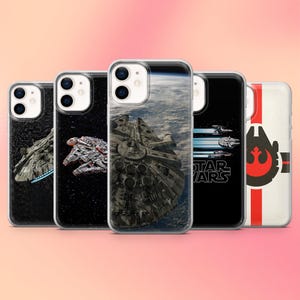 Puede incluir: Una colección de cinco fundas para teléfono con diseños de Star Wars. Las fundas muestran imágenes del Halcón Milenario, cazas X-wing y el logotipo de Star Wars. Las fundas son transparentes con gráficos en blanco y negro y un símbolo de la Alianza Rebelde en rojo y blanco.