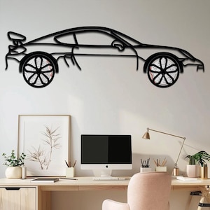 Könnte beinhalten: Schwarze Metall-Wandkunst, die eine Sportwagen-Silhouette mit Zifferblättern als Rädern darstellt. Das Auto hat einen Spoiler und ist an einer weißen Wand befestigt. Die Uhrräder haben rote und weiße Details.