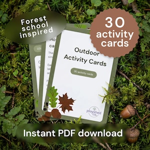 Puede incluir: Un juego de tarjetas de actividades blancas con el texto "Outdoor Activity Cards" y "30 activity cards" se muestra sobre musgo verde. Las tarjetas están etiquetadas como "Forest school inspired" e "Instant PDF download". También se ven bellotas y hojas.