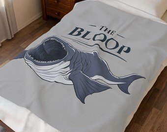 Coperta in morbido velluto a forma di mostro marino Bloop, creatura criptica degli abissi oceanici, ideale come regalo.