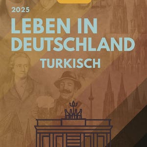 Könnte beinhalten: Ein Poster mit braunem Hintergrund mit deutschen Wahrzeichen und Porträts. Der Text "LEBEN IN DEUTSCHLAND TURKISCH" ist in Hellblau dargestellt, mit dem Jahr "2025" darüber. Oben rechts befindet sich eine deutsche Flagge.