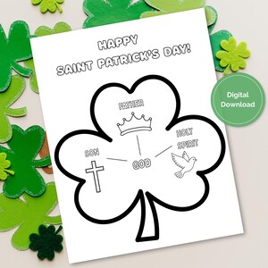 Könnte beinhalten: Ein weißer Druck mit einer schwarzen Kleeblatt-Umrandung, den Worten "Happy Saint Patrick's Day!" und den Wörtern "Vater", "Sohn", "Heiliger Geist" und "Gott". Ein grüner Kreis mit "Digitaler Download" befindet sich in der Ecke.