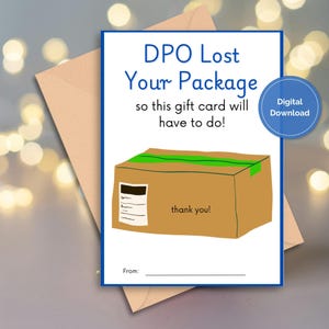 Puede incluir: Una tarjeta de regalo con un borde azul y el texto "DPO Lost Your Package so this gift card will have to do!" Se presenta una caja de dibujos animados con las palabras "thank you!" y "Digital Download". La tarjeta está en un sobre marrón.