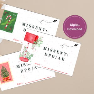Puede incluir: Tres tarjetas blancas con bordes rojos e ilustraciones navideñas. Una tarjeta presenta un sello de bastón de caramelo, otra un buzón y la tercera un sello de árbol de Navidad. El texto "MISSENT" y "DPO/AE" está impreso en las tarjetas. También es visible un círculo púrpura con "Descarga digital".