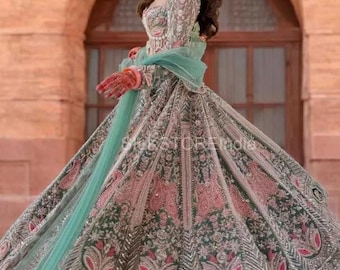 Conjunto de lehenga de seda Kasturi, bordado pesado, trabajo de perlas, dupatta de red.