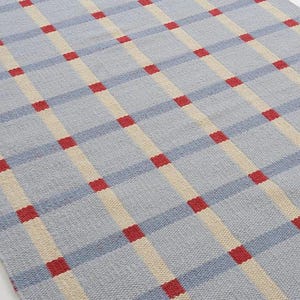 Alfombra plana tejida a cuadros, alfombra con estampado de cuadrícula azul, crema y rojo, alfombra Dhurrie de algodón y lana tejida a mano, alfombra de estilo rústico para guardería o cocina, alfombra reversible.