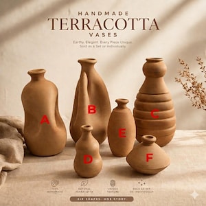 K&ouml;nnte beinhalten: Eine Sammlung von sechs handgefertigten Terrakotta-Vasen in verschiedenen Formen. Die Vasen sind erdfarben und haben einzigartige Texturen. Der Text auf dem Bild lautet "HANDMADE TERRACOTTA VASES" und "SIX SHAPES. ONE STORY."