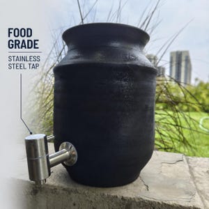 Jarra de agua india de terracota sin esmaltar de 3 l, de arcilla negra, para Matka, dispensador de agua, jarra de agua de arcilla, jarra de vino hecha a mano, enfriador de agua de arcilla.
