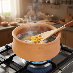 Puede incluir: Una olla de cocina de terracota llena de agua hirviendo y pasta en una estufa de gas. Una espátula de madera revuelve la pasta. El vapor se eleva de la olla, indicando la cocción. El entorno de la cocina incluye otros utensilios y una ventana.